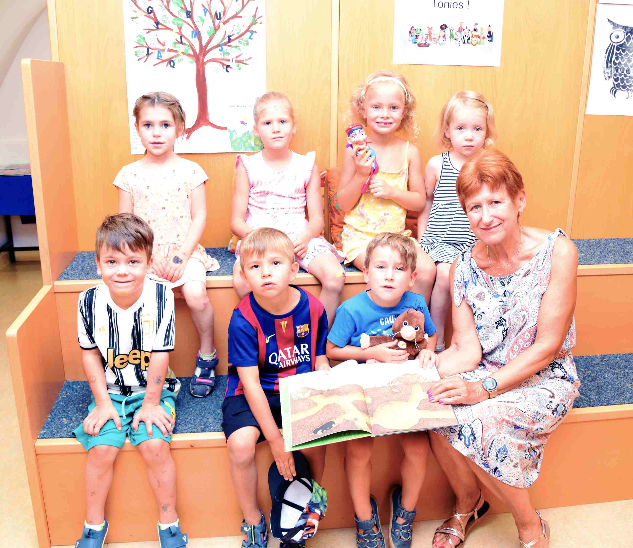 Jonathan Soos, Vito Sachetti, Paul Brunner und Edith Pfleger (vorne v.li.) tauchten mit Mona Heiligenbrunner, Karla Kaufmann, Felicia Harringer und Nora Allram in die Welt der Bücher ein. Foto: Gabriele Hohenegger
